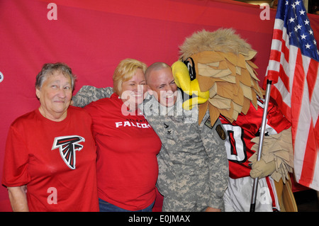 Navy Petty Officer Jeff Howard sorprese a sua madre e nonna a falchi preseason game presso il Georgia Dome. Petty Off Foto Stock