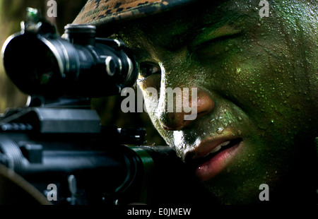 Marines patrol attraverso la foresta di Camp Geiger, N.C. durante la settimana di pattuglia di fanteria battaglione di formazione il 31 ott. 2013. Patr Foto Stock