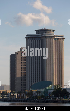 Il World Trade Center e l'acquario, New Orleans, in Louisiana. Foto Stock