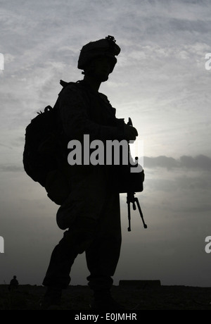 Un Marines con Charlie Company, 1° Battaglione, 6° Reggimento Marine, scandisce l'orizzonte durante una pattuglia attraverso la Shorshurak ri Foto Stock