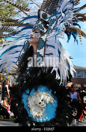 Un nativo americano danzatrice presso il giorno di maggio sfilano in Minneapolis 2014. Foto Stock
