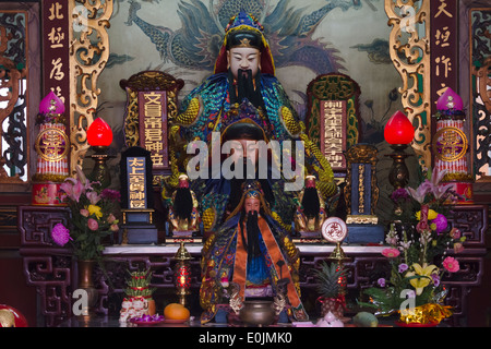 Statue e santuario all'interno di Guan Di tempio, Hsinchu, Taiwan Foto Stock