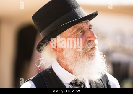 Anziano signore vestito in abiti periodo; circa ottocento. Santa Clarita Cowboy Festival Foto Stock