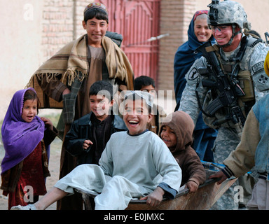 Il personale Sgt. Kenneth Bower, Charlie Company, 1° truppe speciali Battaglione, 1° Brigata Team di combattimento, 4a Divisione di Fanteria spinge Foto Stock