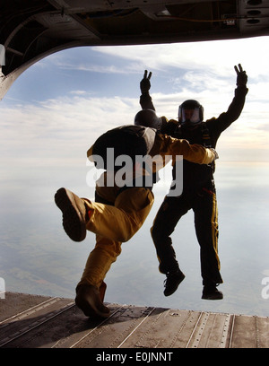 Due membri del l'Accademia Militare degli Stati Uniti 'Cavalieri Neri " parachute team, salto da un Chinook CH-47 appartenente a Ne Foto Stock