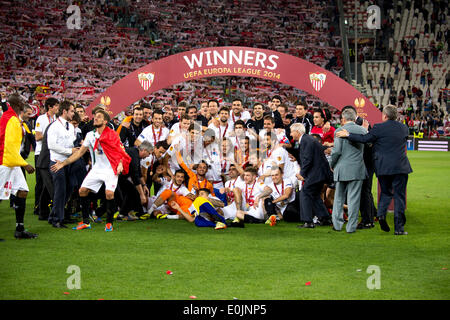 Torino, Italia. 14 Maggio, 2014. Sevilla gruppo team di calcetto : Sevilla giocatori celebrare con il trofeo dopo aver vinto la UEFA Europa League match finale tra il Sevilla FC 0(4-2)0 SL Benfica al Juventus Stadium di Torino, Italia . © Maurizio Borsari/AFLO/Alamy Live News Foto Stock