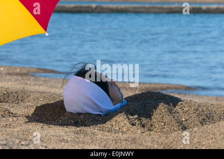 I turisti ricevere vapore bagno di sabbia, Ibusuki, Prefettura di Kagoshima, Giappone Foto Stock