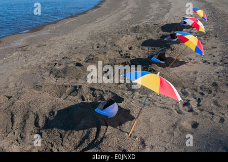 I turisti ricevere vapore bagno di sabbia, Ibusuki, Prefettura di Kagoshima, Giappone Foto Stock