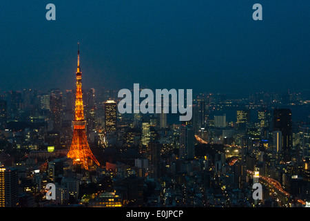 Vista notturna di Tokyo cityscape dominato da Tokyo Tower, Tokyo, Giappone Foto Stock