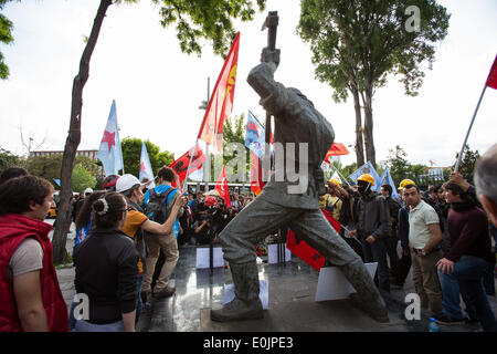 Ankara, Turchia. 14 Maggio, 2014. Una folla di dimostranti intorno al Monumento al Minatore. Credito: Piero Castellano/Pacific Press/Alamy Live News Foto Stock