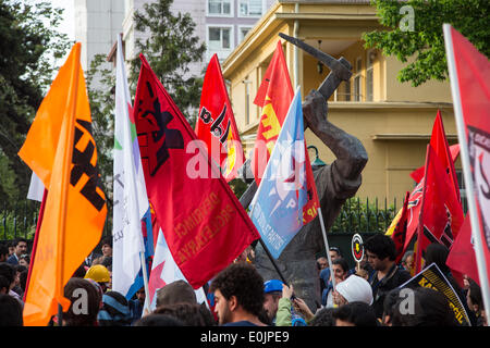 Ankara, Turchia. 14 Maggio, 2014. Bandiere di manifestanti intorno al Monumento al Minatore. Credito: Piero Castellano/Pacific Press/Alamy Live News Foto Stock