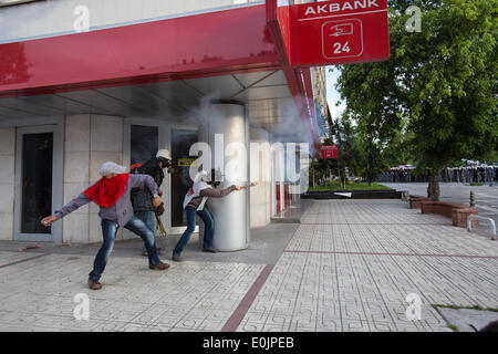 Ankara, Turchia. 14 Maggio, 2014. Militanti con i giubbotti di sinistra SDP ("social democrazia partito") incendio fuochi d'artificio e scagliare pietre per la linea di polizia. Credito: Piero Castellano/Pacific Press/Alamy Live News Foto Stock