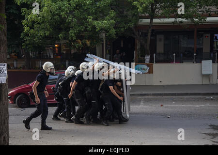 Ankara, Turchia. 14 Maggio, 2014. Un gruppo di poliziotti antisommossa approccio i manifestanti formando una "tartaruga" di scudi. Credito: Piero Castellano/Pacific Press/Alamy Live News Foto Stock