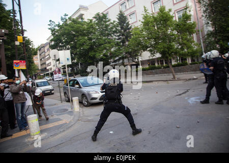 Ankara, Turchia. 14 Maggio, 2014. Un poliziotti antisommossa spara proiettili in plastica contro i dimostranti mentre un reporter girare per il coperchio. Credito: Piero Castellano/Pacific Press/Alamy Live News Foto Stock