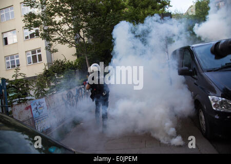 Ankara, Turchia. 14 Maggio, 2014. Un tripudio di carica poliziotto costeggia una lacrima bombola del gas ha appena licenziato. Credito: Piero Castellano/Pacific Press/Alamy Live News Foto Stock