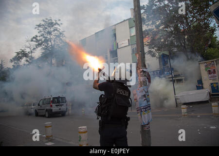 Ankara, Turchia. 14 Maggio, 2014. Una sommossa poliziotto spara gas lacrimogeni contro i manifestanti. Credito: Piero Castellano/Pacific Press/Alamy Live News Foto Stock