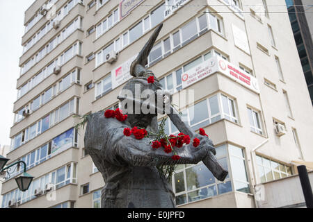 Ankara, Turchia. 14 Maggio, 2014. Il Monumento al Minatore ricoperta di garofani rossi in segno di lutto. Credito: Piero Castellano/Pacific Press/Alamy Live News Foto Stock