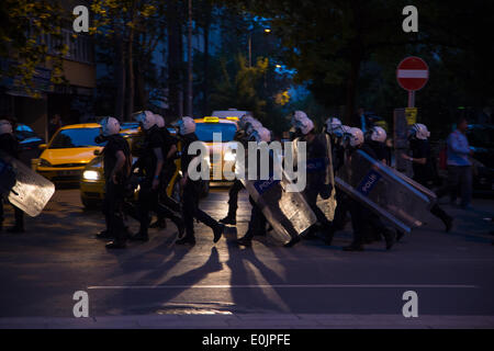 Ankara, Turchia. 14 Maggio, 2014. Un gruppo di poliziotti antisommossa mops per le strade alla ricerca di manifestanti sparsi nelle vie centrali. Credito: Piero Castellano/Pacific Press/Alamy Live News Foto Stock