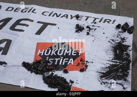 Ankara, Turchia. 14 Maggio, 2014. Un banner di lettura in turco "Governo, dimettersi!" ricoperta di carbone come un riferimento per la miniera di lignite dove centinaia di minatori sono stati uccisi. Credito: Piero Castellano/Pacific Press/Alamy Live News Foto Stock