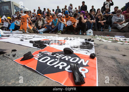 Ankara, Turchia. 14 Maggio, 2014. Persone nella centrale Piazza di Kizilay piangono i morti i minatori nella parte anteriore del banner coperti con carbone. Credito: Piero Castellano/Pacific Press/Alamy Live News Foto Stock