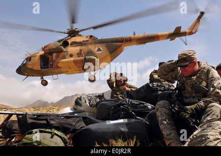 Tech Sgt. Jason Marsh, 438th Air Expeditionary Wing, combinato di alimentazione Aria forza di transizione, bretelle se stesso contro il vento e d Foto Stock