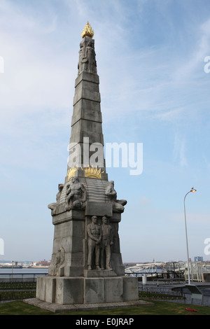 Il Memorial in onore di "tutti gli eroi del motore marino camera' nella testa del molo a Liverpool, Regno Unito. Foto Stock