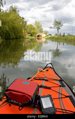 Kayak avvicinando la stazza Ponte a North Walsham e Dilham canale vicino Dilham, Norfolk Broads National Park Foto Stock