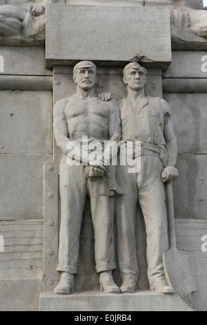 Dettaglio del monumento in onore di "tutti gli eroi del motore marino camera' nella testa del molo a Liverpool, Regno Unito. Foto Stock