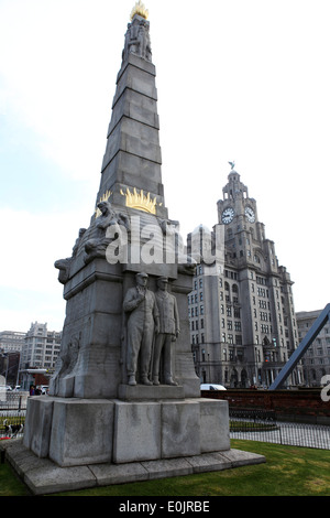 Il Memorial in onore di "tutti gli eroi del motore marino camera' nella testa del molo a Liverpool, Regno Unito. Foto Stock