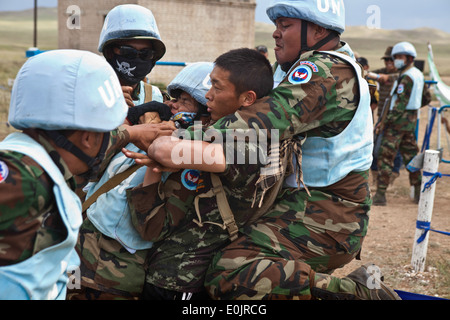 Cambogiano di forze armate stati dalla Nazionale cambogiana plotone di mantenimento della pace, esercito cambogiano, affrontare un manifestante per prendere un Foto Stock