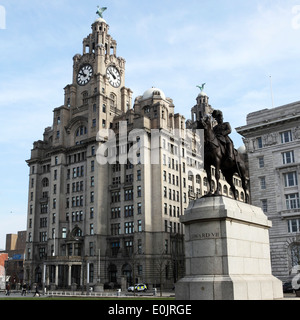 Statua del re Edward VII di fronte al Liver Building in Liverpool, Regno Unito. Foto Stock