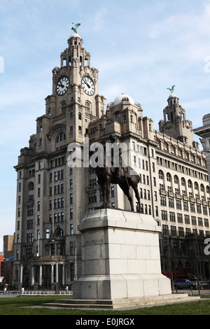 Statua del re Edward VII di fronte al Liver Building in Liverpool, Regno Unito. Foto Stock