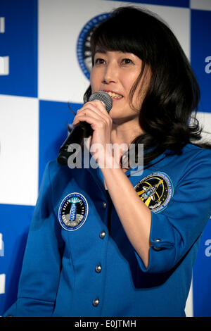 Tokyo, Giappone - l'astronauta Naoko Yamazaki assiste il "sogno lunare Capsule Project" conferenza stampa presso il Konica Minolta planetarium "Tenku" a Tokyo Sky Tree il 15 maggio 2014. Il "sogno lunare comitato esecutivo" è gestito da Astrobotic Technology Inc. (USA), ASTROSCALE (Singapore) e Otsuka Pharmaceutical, lancerà una missione spaziale ha portato esclusivamente da aziende private per inviare Pocari Sweat capsula con il sogno di molti ragazzi di tutto il mondo di terra sulla luna nel novembre 2015 © Rodrigo Reyes Marin/AFLO/Alamy Live News Foto Stock