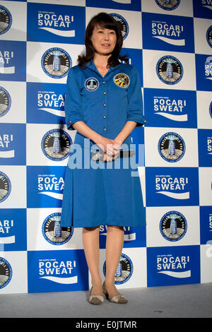 Tokyo, Giappone - l'astronauta Naoko Yamazaki assiste il "sogno lunare Capsule Project" conferenza stampa presso il Konica Minolta planetarium "Tenku" a Tokyo Sky Tree il 15 maggio 2014. Il "sogno lunare comitato esecutivo" è gestito da Astrobotic Technology Inc. (USA), ASTROSCALE (Singapore) e Otsuka Pharmaceutical, lancerà una missione spaziale ha portato esclusivamente da aziende private per inviare Pocari Sweat capsula con il sogno di molti ragazzi di tutto il mondo di terra sulla luna nel novembre 2015 © Rodrigo Reyes Marin/AFLO/Alamy Live News Foto Stock