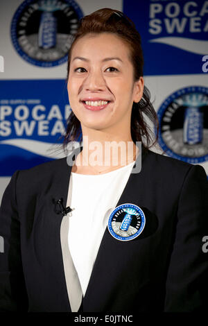 Tokyo, Giappone - Mizuno Swim Team assistant coach Aya Terakawa assiste il "sogno lunare Capsule Project" conferenza stampa presso il Konica Minolta planetarium "Tenku" a Tokyo Sky Tree il 15 maggio 2014. Il "sogno lunare comitato esecutivo" è gestito da Astrobotic Technology Inc. (USA), ASTROSCALE (Singapore) e Otsuka Pharmaceutical, lancerà una missione spaziale ha portato esclusivamente da aziende private per inviare Pocari Sweat capsula con il sogno di molti ragazzi di tutto il mondo di terra sulla luna nel novembre 2015 © Rodrigo Reyes Marin/AFLO/Alamy Live News Foto Stock