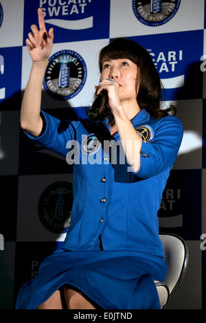 Tokyo, Giappone - l'astronauta Naoko Yamazaki assiste il "sogno lunare Capsule Project" conferenza stampa presso il Konica Minolta planetarium "Tenku" a Tokyo Sky Tree il 15 maggio 2014. Il "sogno lunare comitato esecutivo" è gestito da Astrobotic Technology Inc. (USA), ASTROSCALE (Singapore) e Otsuka Pharmaceutical, lancerà una missione spaziale ha portato esclusivamente da aziende private per inviare Pocari Sweat capsula con il sogno di molti ragazzi di tutto il mondo di terra sulla luna nel novembre 2015 © Rodrigo Reyes Marin/AFLO/Alamy Live News Foto Stock