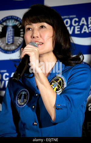 Tokyo, Giappone - l'astronauta Naoko Yamazaki assiste il "sogno lunare Capsule Project" conferenza stampa presso il Konica Minolta planetarium "Tenku" a Tokyo Sky Tree il 15 maggio 2014. Il "sogno lunare comitato esecutivo" è gestito da Astrobotic Technology Inc. (USA), ASTROSCALE (Singapore) e Otsuka Pharmaceutical, lancerà una missione spaziale ha portato esclusivamente da aziende private per inviare Pocari Sweat capsula con il sogno di molti ragazzi di tutto il mondo di terra sulla luna nel novembre 2015 © Rodrigo Reyes Marin/AFLO/Alamy Live News Foto Stock