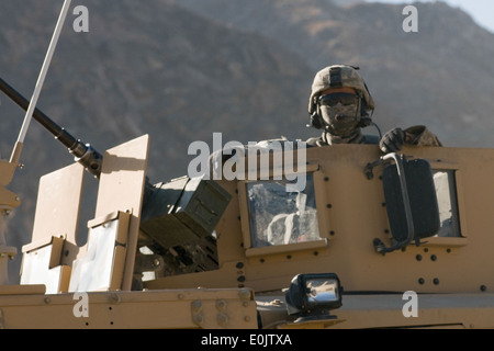 Provincia di Kapisa, Afghanistan - un membro di Kapisa Provincial Reconstruction Team continua a vegliare su di un combinato-smontato patrol o Foto Stock