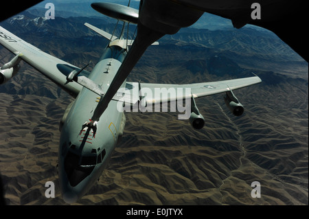 Un U.S. Air Force E-3 Sentry dal 964th Expeditionary Air Control Squadron riceve il carburante da una KC-10 Estensione dalle 908t Foto Stock