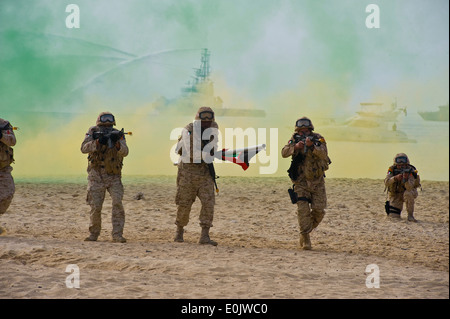 Con i colori del Kuwait in mano, un kuwaitiano Giunco Marino al centro di Isola Qaruh a battere la bandiera, il 24 gennaio, durante una reena Foto Stock