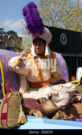 Close up di Aladdin, prendendo parte alle stelle 'n' auto, Parade, Walt Disney Studios, Parigi. Foto Stock