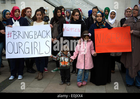 Berlino, Germania. 14 Maggio, 2014. I partecipanti di una campagna contro il recente sequestro di scuola ragazze in Nigeria tenere banner nelle loro mani che leggere '#riportare le nostre ragazze", "Egitto" e "NIGERIA" durante un rally presso la moschea Sehitlik a Berlino, Germania, 14 maggio 2014. La campagna è la creazione di un marchio contro il recente sequestro di scuola ragazze in Nigeria. Foto: Maja Hitij/dpa/Alamy Live News Foto Stock