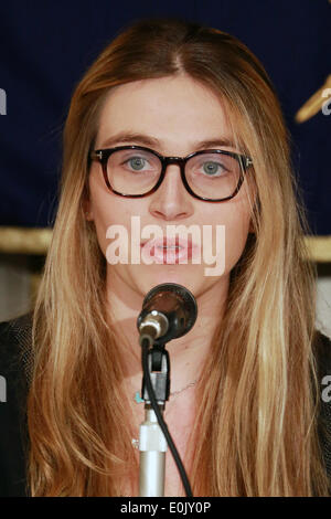 Tokyo, Giappone. 15 Maggio, 2014. Sarah Lucas CEO di Australia per delfini parla a corrispondenti stranieri Club in Giappone FCCJ il 15 maggio 2014. Le due organizzazioni hanno annunciato la "Azione per Angel' una querela depositata per la protezione dei delfini e in particolare Angelo, estremamente raro delfino albino calf mantenuto in spaventosamente inadeguate in condizione di Taiji, Wakayama Prefettura. Credito: Rodrigo Reyes Marin/AFLO/Alamy Live News Foto Stock