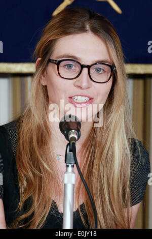 Tokyo, Giappone. 15 Maggio, 2014. Sarah Lucas CEO di Australia per delfini parla a corrispondenti stranieri Club in Giappone FCCJ il 15 maggio 2014. Le due organizzazioni hanno annunciato la "Azione per Angel' una querela depositata per la protezione dei delfini e in particolare Angelo, estremamente raro delfino albino calf mantenuto in spaventosamente inadeguate in condizione di Taiji, Wakayama Prefettura. Credito: Rodrigo Reyes Marin/AFLO/Alamy Live News Foto Stock