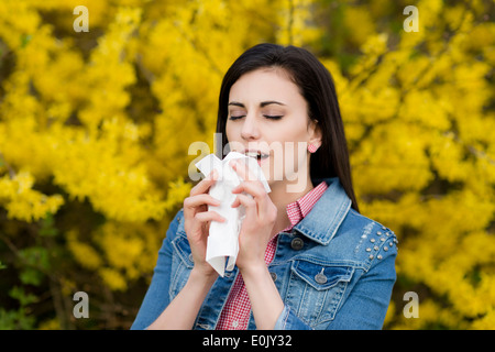 Donna con allergia, (modello di rilascio) Foto Stock