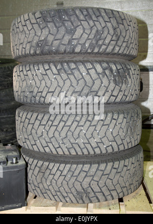 Pila di gomme in un meccanico di automobili garage pneumatici di commutazione nel mese di aprile o di ottobre, Svezia. Foto Stock