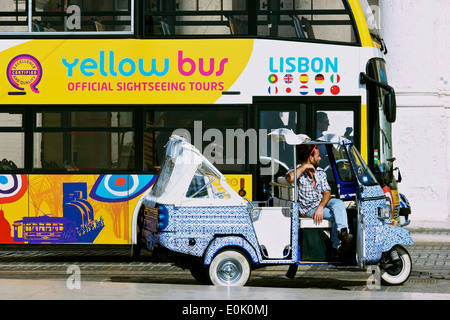 In rickshaw conducente in attesa per i clienti con giallo bus panoramico dietro Praca Comercio Lisbona Portogallo Europa occidentale Foto Stock