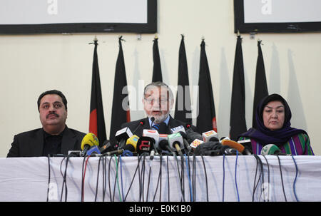 A Kabul, Afghanistan. 15 Maggio, 2014. Commissione Elettorale Indipendente (CEI) Presidente Ahmad Yousuf Nuristani (C) parla durante una conferenza stampa tenutasi a Kabul, Afghanistan, 15 maggio 2014. Ex ministro degli Esteri afgano Abdullah Abdullah ed ex ministro delle finanze Ashraf Ghani Ahmadzai gareggeranno nel ballottaggio presidenziale il 14 giugno le elezioni il presidente della commissione ha detto ai giornalisti giovedì. Credito: Ahmad Massoud/Xinhua/Alamy Live News Foto Stock