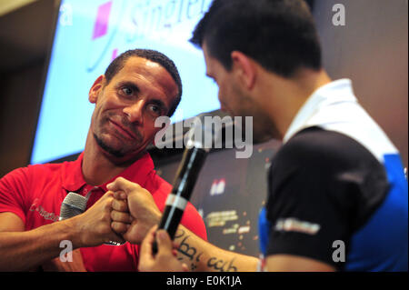 Singapore. 15 Maggio, 2014. Ex Manchester United football player Rio Ferdinand (L) e il Manchester City Sergio Aguero partecipare ad una conferenza stampa a Singapore il 15 maggio 2014. Rio Ferdinand e Sergio Aguero ha partecipato la SG gioco su! Ultimate Selfie sfida, un evento di due giorni al fine di promuovere 2014 FIFA World Cup in Singapore. © poi Chih Wey/Xinhua/Alamy Live News Foto Stock