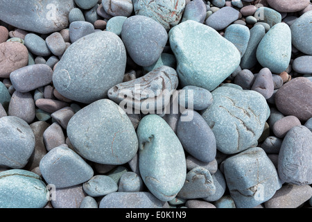 Ciottoli in colori pastello sulla spiaggia Bossington, Somerset, Regno Unito Foto Stock